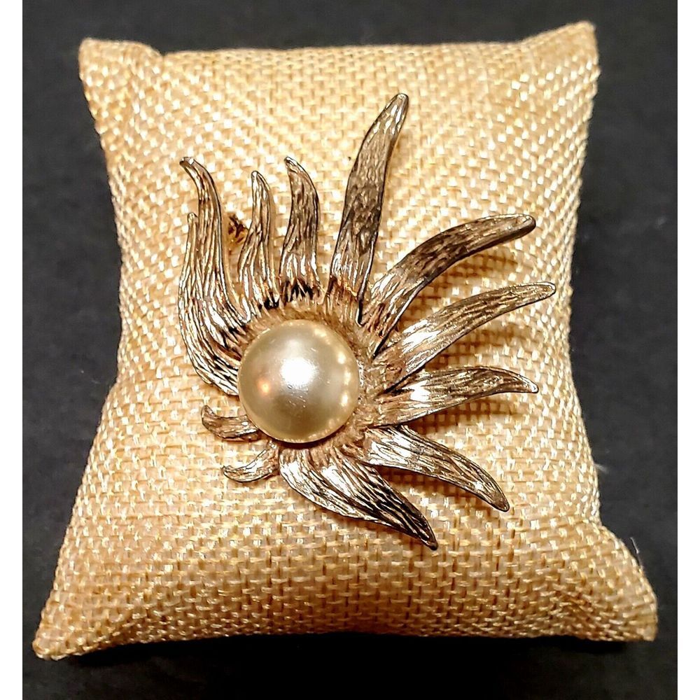 VTG Tara Brooch Pin Gold Toned Sunburst Starburst w Faux Pearl Center Glowy Star